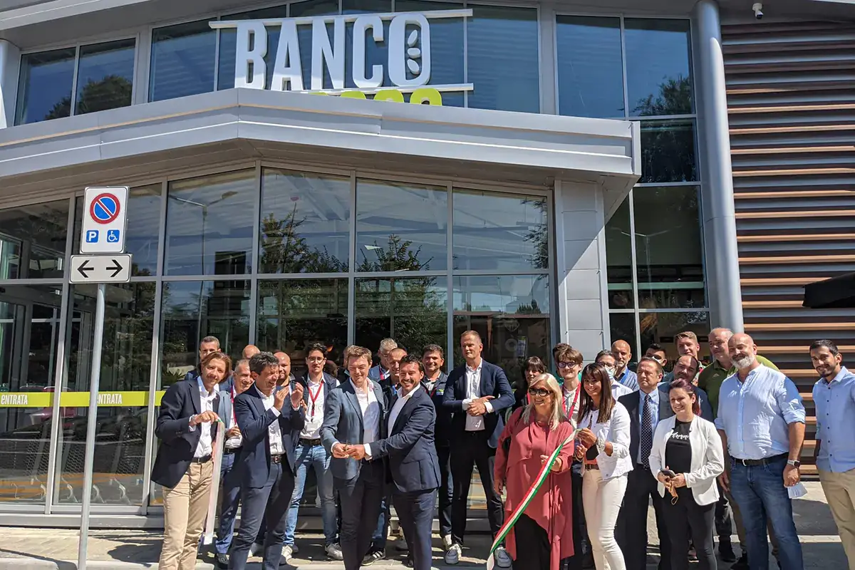 Il taglio nastro del nuovo Banco Fresco di Cremona Banco Fresco apre a Cremona. Focus su freschissimi e prodotti artigiani