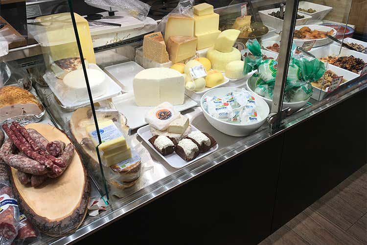 Il banco delle delizie di Tastalo - Gli antichi sapori albanesi rivivono dietro il bancone di Tastalo Il banco delle delizie di Tastalo - Gli antichi sapori albanesi rivivono dietro il bancone di Tastalo