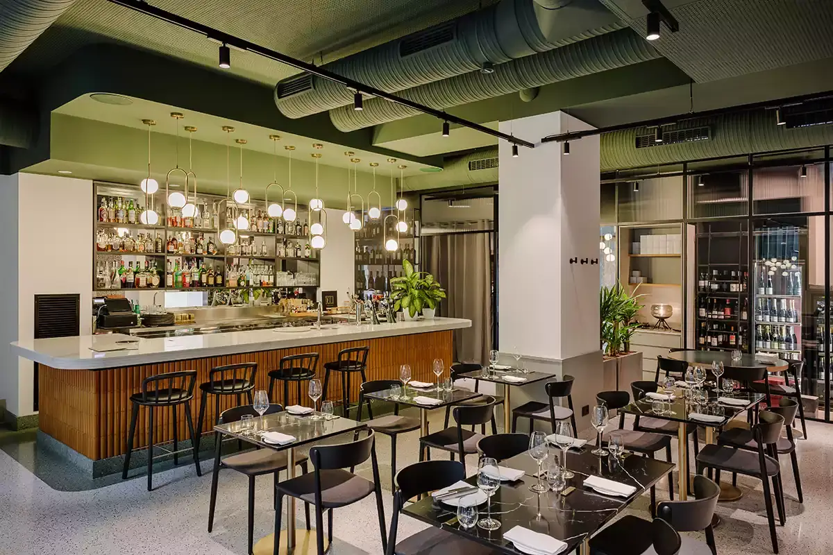 La sala principale e il banco bar Desco: la cucina delle emozioni
