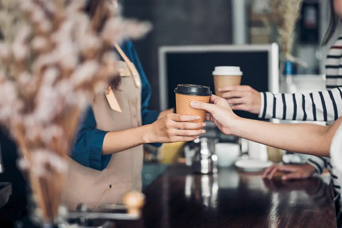 Il divieto di consumo al banco ha generato un calo del fatturato e la produzione di 30 tonnellate al giorno di rifiuti di plastica Caff&egrave; al bancone, una necessit&agrave; per i fatturati e la sostenibilit&agrave;