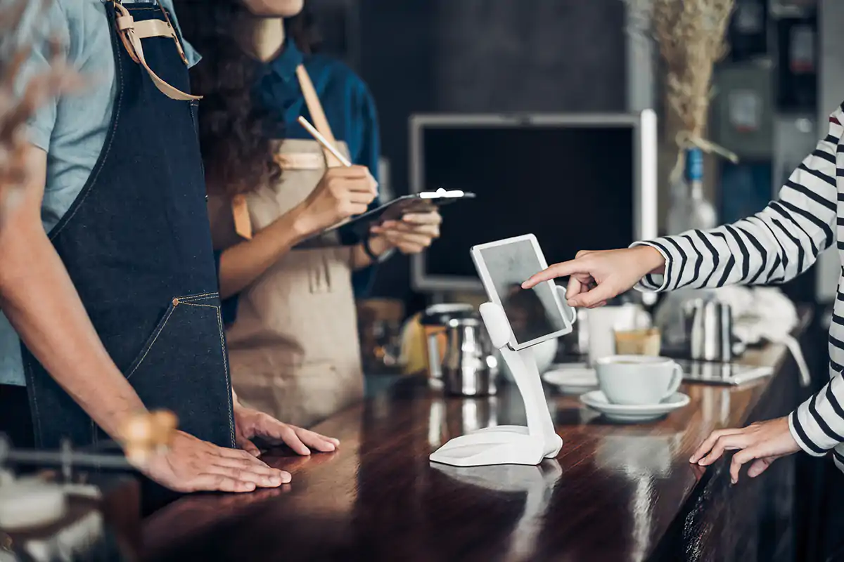 Dall'1 giugno si pu&ograve; tornare a consumare il bancone al bar Decreto Riaperture Bis ufficialeEcco tutte le date della ripresa
