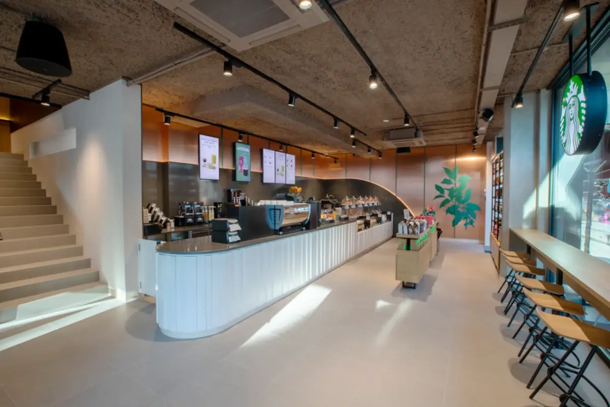 Al piano terra del locale di Bergamo si trova il bar e una ventina di sedute alte