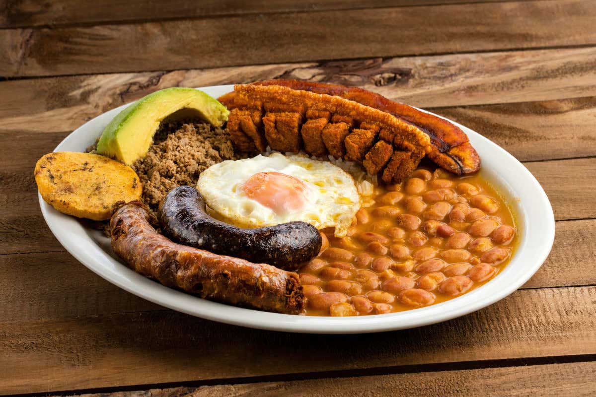 La bandeja paisa riunisce numerosi ingredienti serviti nello stesso piatto