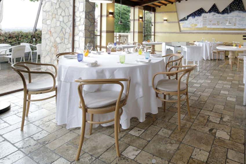 Il Ristorante La Bandiera ha la stella Michelin Pasqua: da Napoli all'Abruzzo e alla Riviera Romagnola il pranzo al ristorante non può mancare