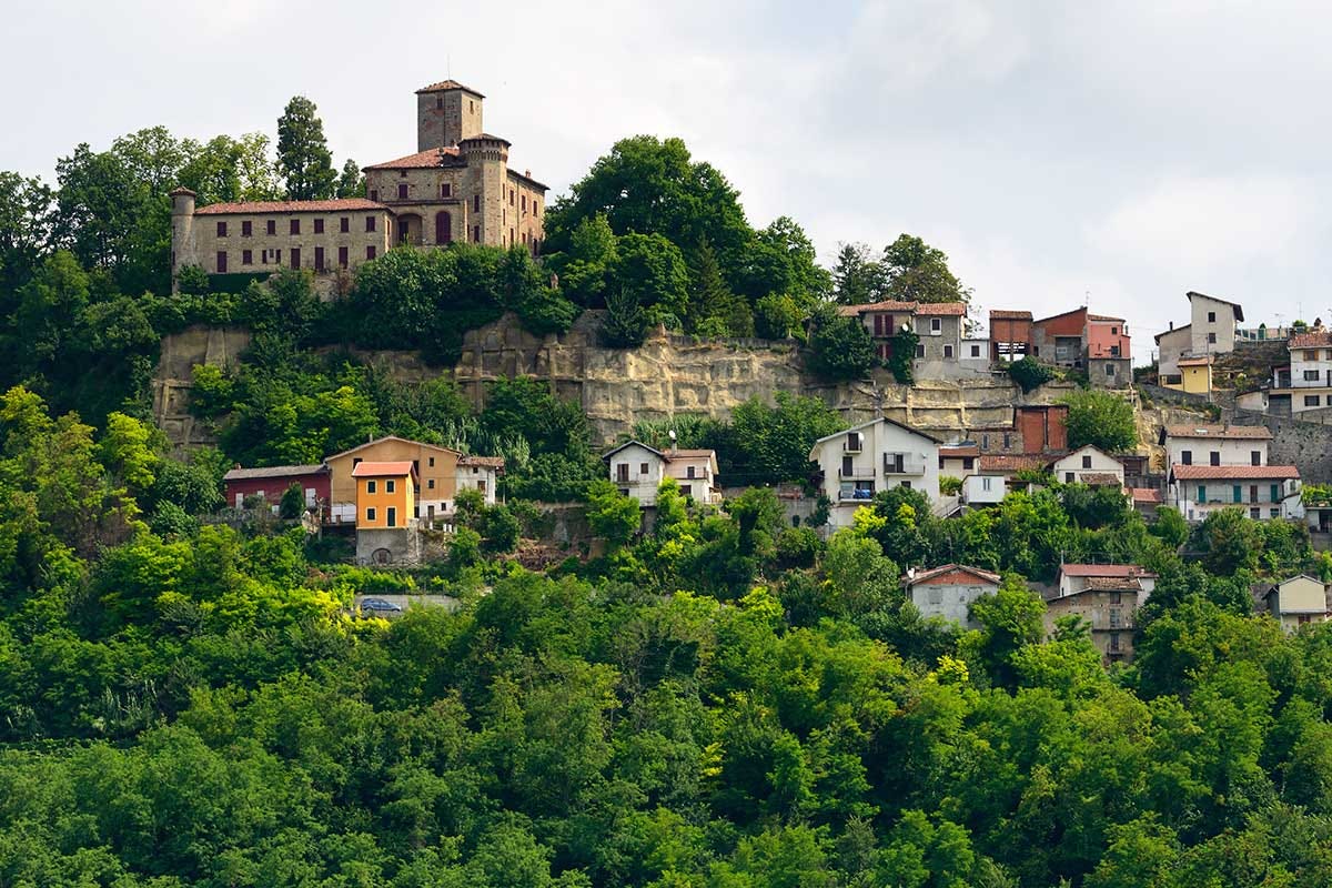 Trisobbio e il suo castello Il Piemonte è il regno delle Bandiere Arancioni, le 262 mete selezionate dal Touring Club