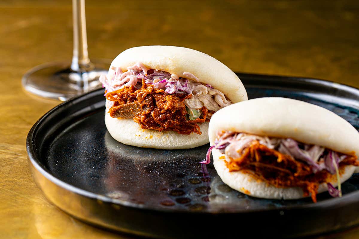 Bao con pulled beef e coleslaw. Foto: Alberto Blasetti Metropolita a Roma: tempo di nuovi cocktail