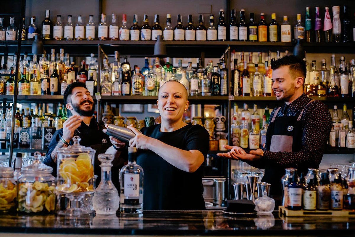 Lo staff del Bar Barrier Altro che Atalanta-Juve, la sfida è trovare personale per bar e pub