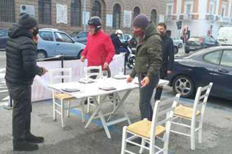 La protesta di Bari - Bar, niente aperitivo d'asporto? Scoppia la protesta dei gestori