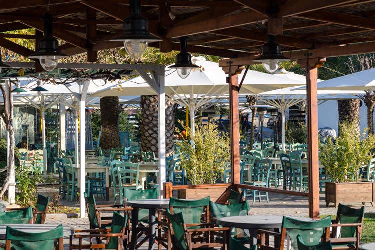 Locali chiusi nel weekend anche in Riviera - L'Emilia chiude i locali nel weekend Nel Lazio mascherine obbligatorie