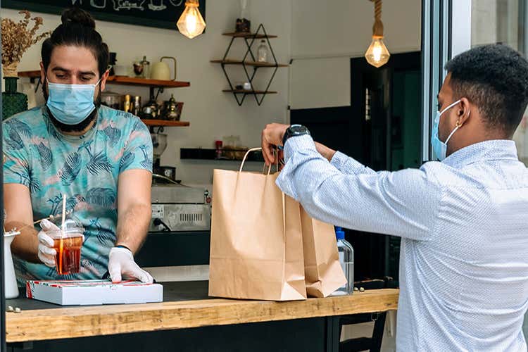 Al bar mascherina anche al bancone - Le nuove norme sulle mascherine In bar e ristoranti non cambia nulla