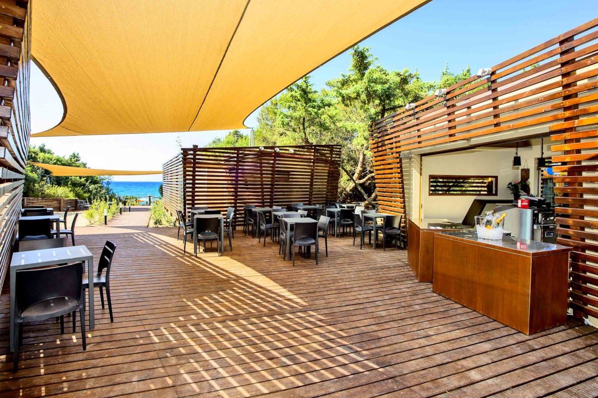 Il bar sulla spiaggia del Camping village Santapomata Quattro hotel in Italia per vacanze con la famiglia senza spendere troppo