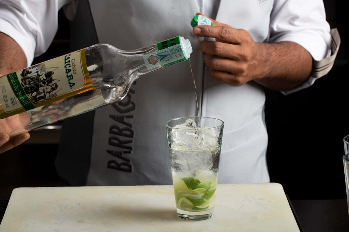 La preparazione di un cocktail Barbacoa: un ampio respiro di Brasile a Milano