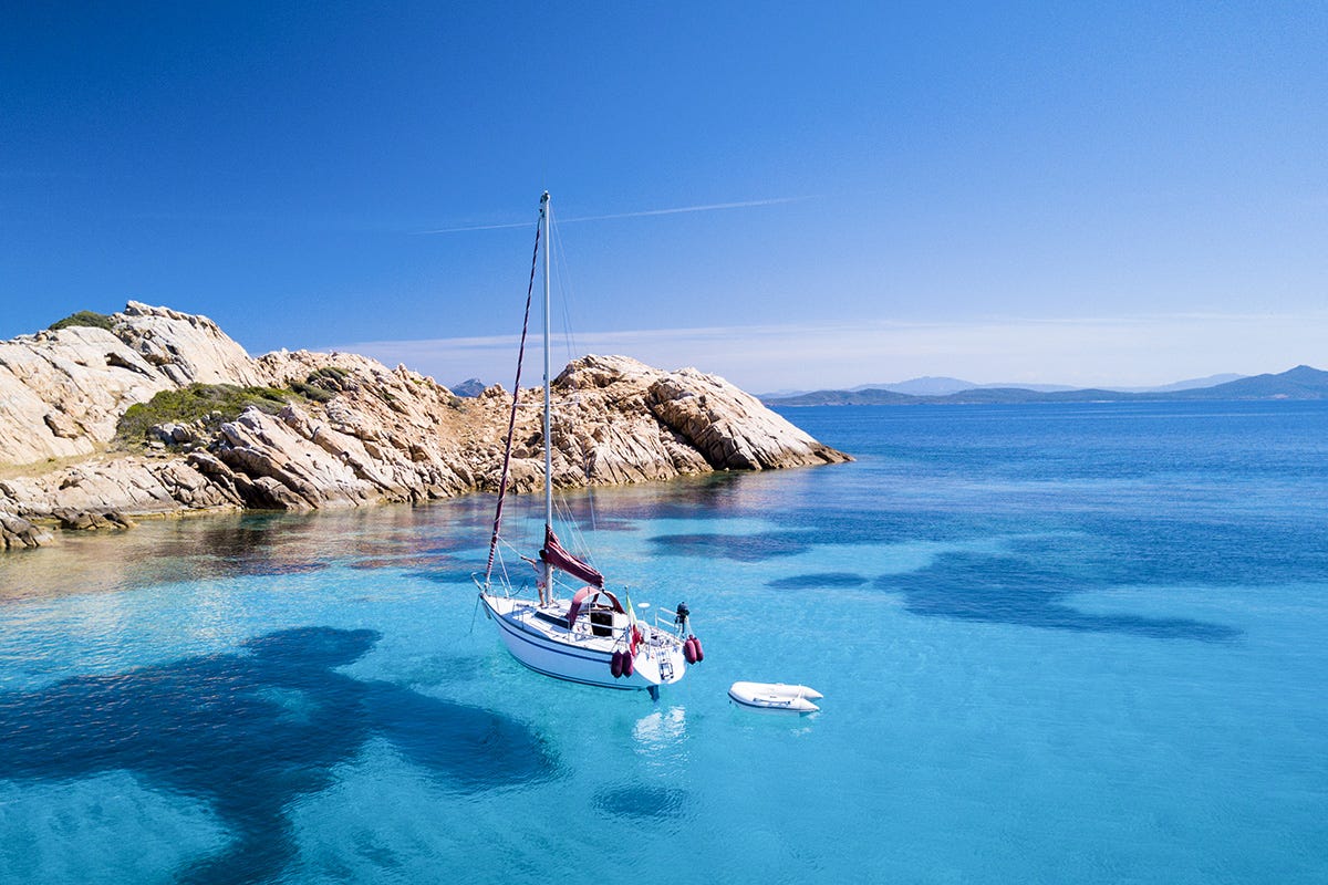 Arcipelago della Maddalena e Isole Pontine sono mete sempre più ambite per chi veleggia Relax, sicurezza e natura: il richiamo della barca a vela