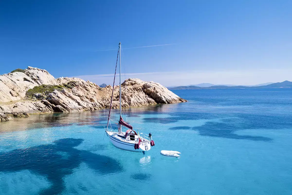 Arcipelago della Maddalena e Isole Pontine sono mete sempre pi&ugrave; ambite per chi veleggia Relax, sicurezza e natura: il richiamo della barca a vela