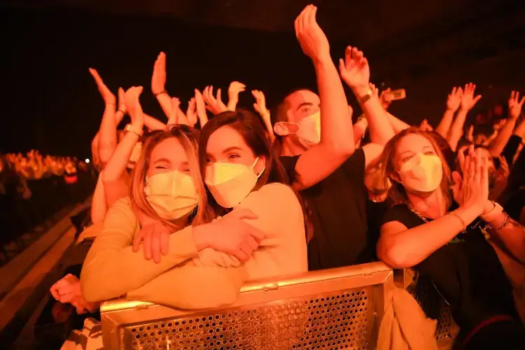 il concerto di Barcellona (fonte AdnKronos-afp) Barcellona prova a riaprire: 5 mila persone a un concerto rock