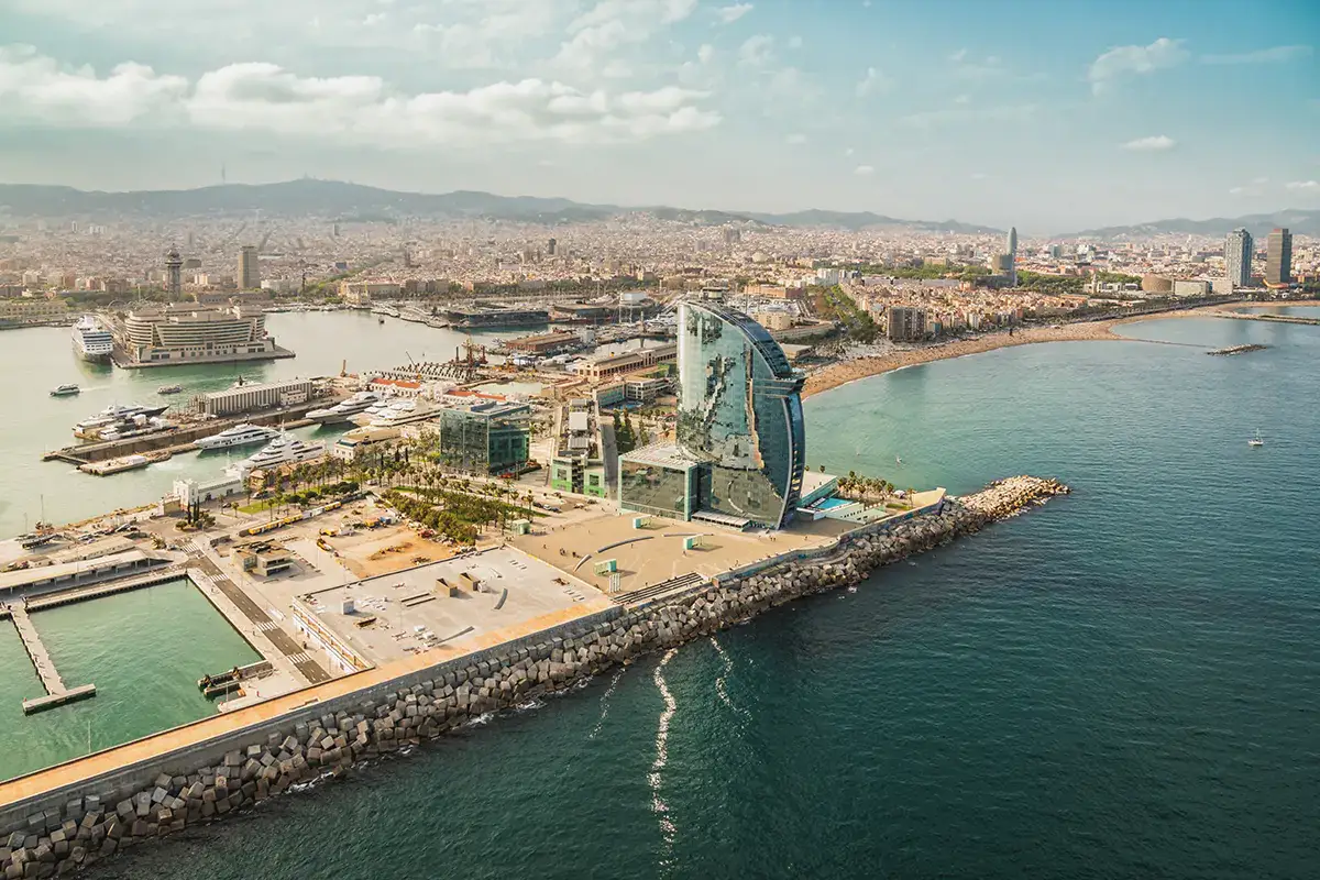 Il porto di Barcellona Barcellona fa marcia indietro: torna il coprifuoco