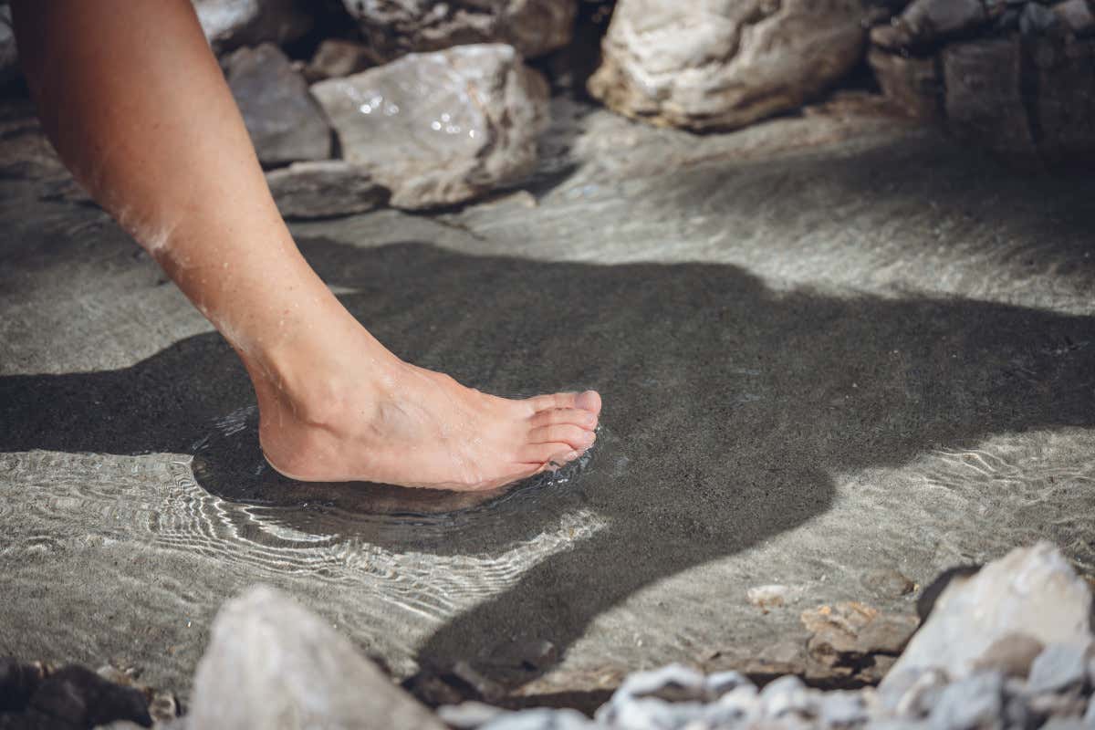 Nel Garda Trentino c'è un parco dove si cammina a piedi nudi