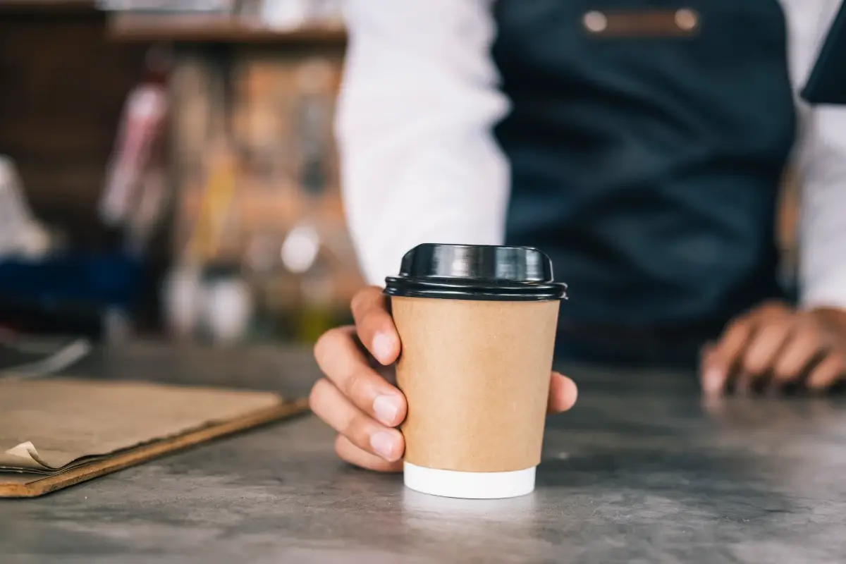 Dopo 11 anni barista diventa commessa: &ldquo;Ora ho uno stipendio e orari di lavoro certi&rdquo;