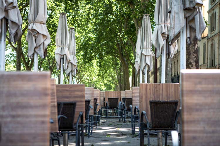 Tanti bar hanno chiuso del tutto dopo l'ultimo decreto - Conte chiude migliaia di bar e pub E le vendite di vino crollano del 30%