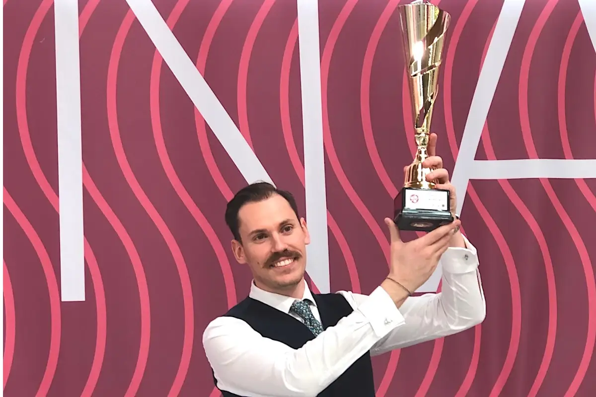 Fabio Dotti alza la coppa del Campionato italiano&nbsp; Cup tasters Fabio Dotti si conferma campione italiano di Cup tasters