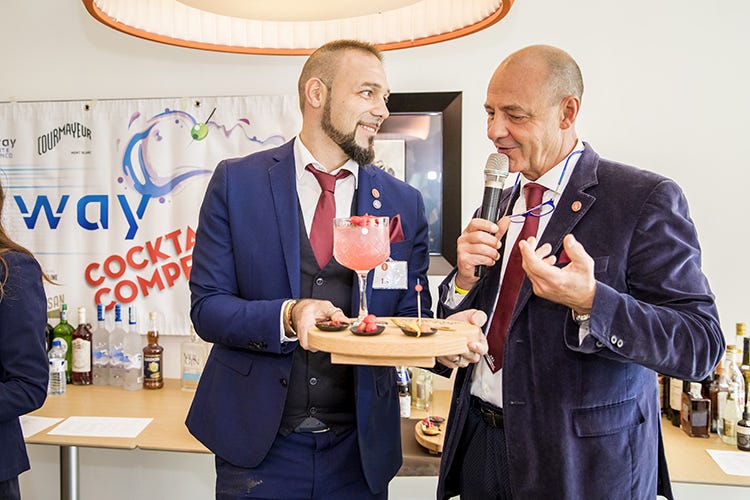 Francesco Pogni con il presidente di Abi Professional, Ernesto Molteni (Un barman, non per moda Il sogno di Francesco Pogni)