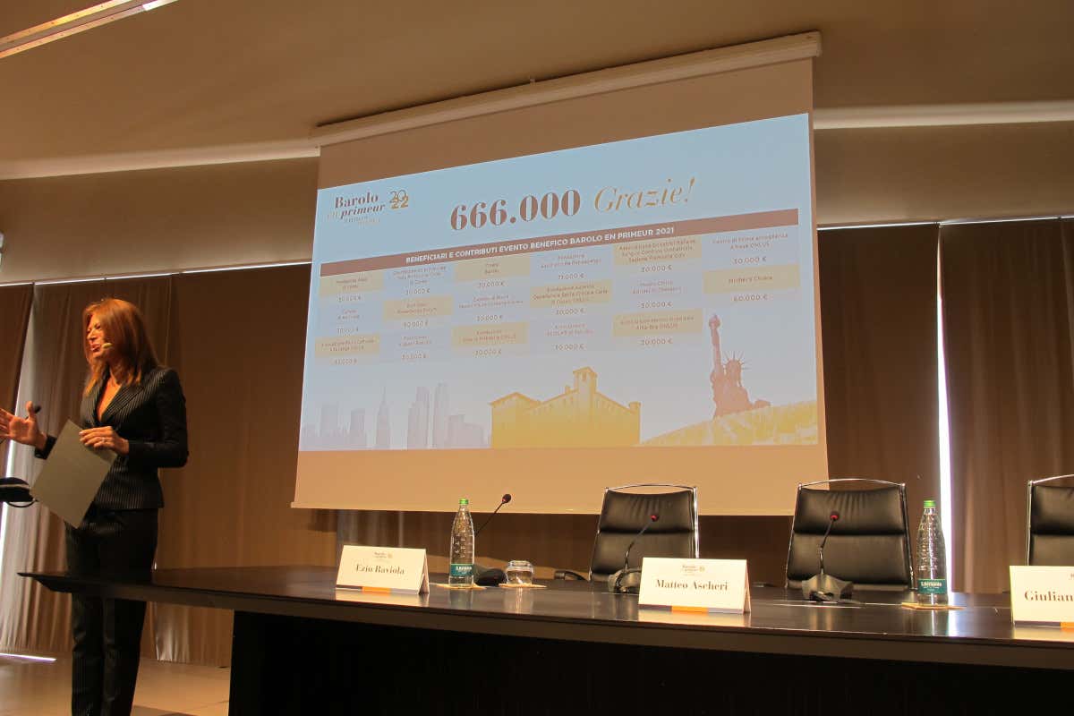 Un momento della presentazione&nbsp; Si alza il sipario su Barolo en primeur: quando il vino fa anche beneficenza