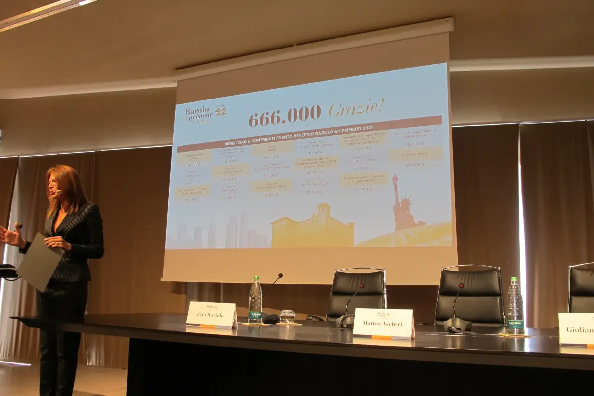 Un momento della presentazione&nbsp; Si alza il sipario su Barolo en primeur: quando il vino fa anche beneficenza