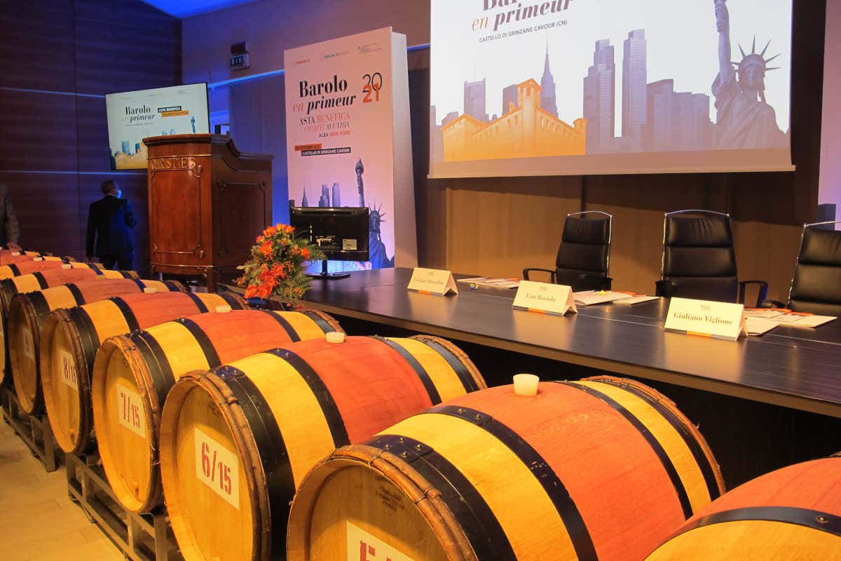 Aggiudicate 4 barriques della vendemmia 2021 Barolo en primeur, dall’asta 800mila euro per progetti solidali