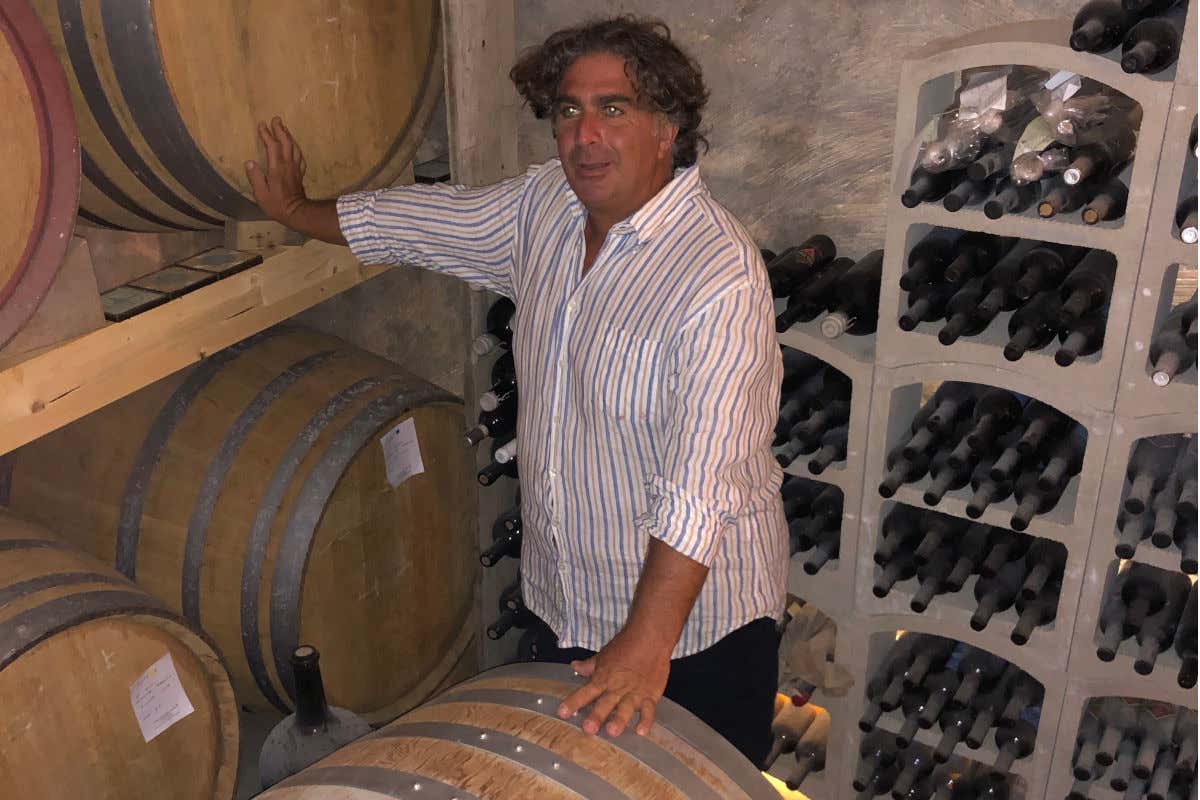 Fabrizio Basile fra le botti e le bottiglie di annata 