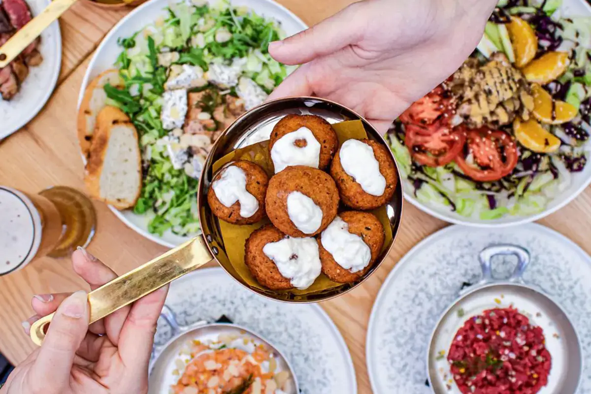 Il padellino di Basl&agrave;, nuovo locale sui Navigli a Milano Sui Navigli la carne si mangia nel padellino di Basl&agrave;