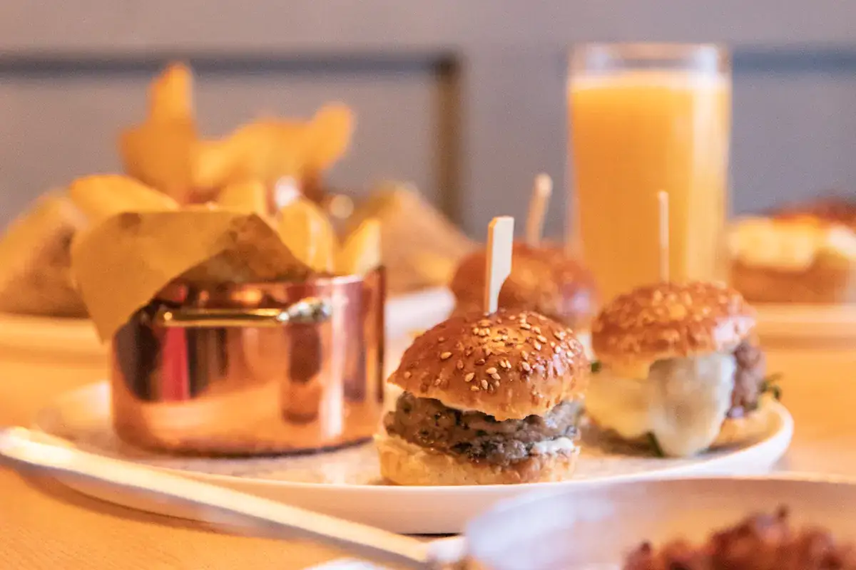 E la domenica, spazio al brunch rivisitato in chiave italiana Sui Navigli la carne si mangia nel padellino di Baslà