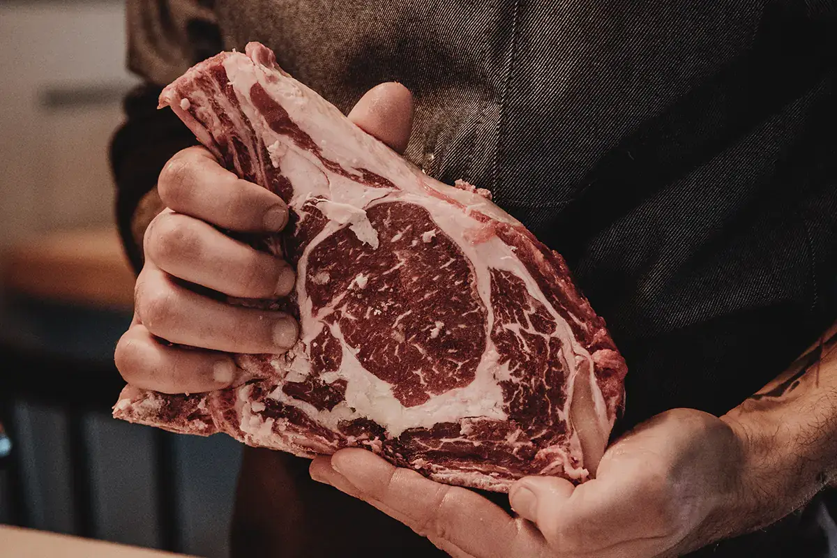 Carne di qualità al centro dell'offerta di Baslà Sui Navigli la carne si mangia nel padellino di Baslà
