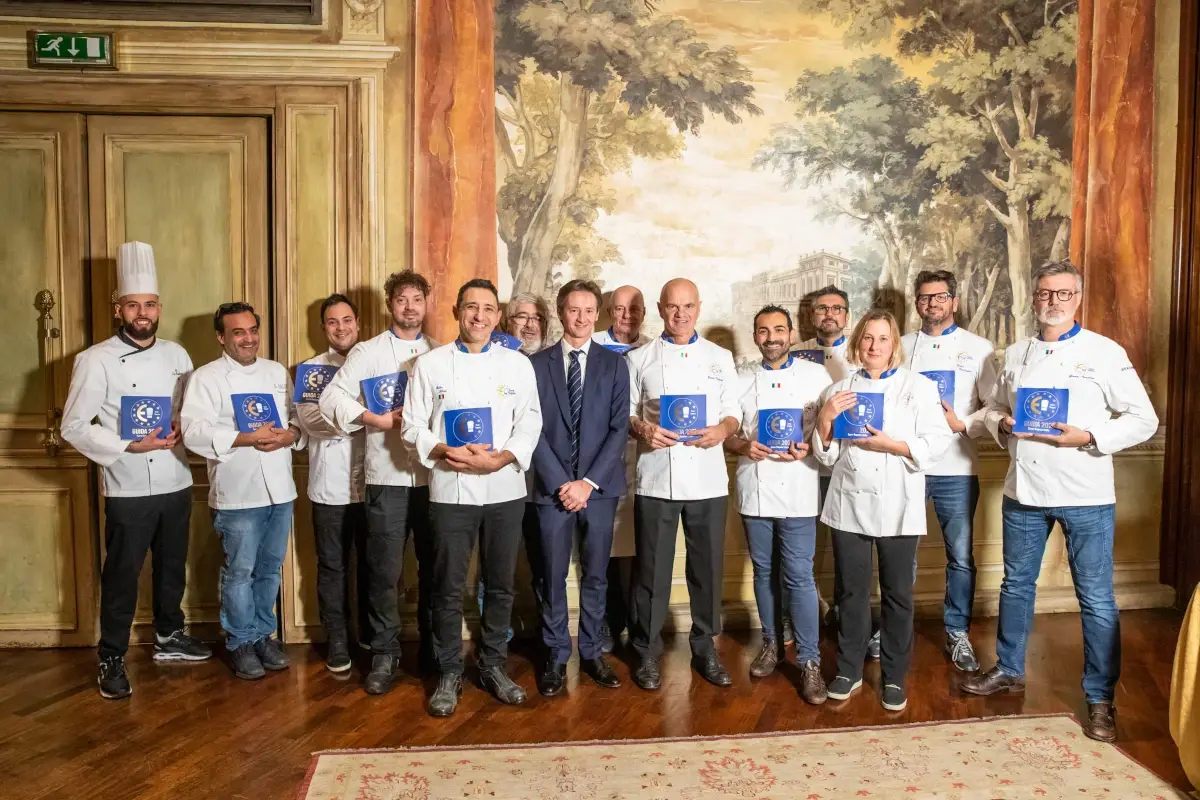 I cuochi di Euro-Toques Italia con in mano la Guida e Daniele Bassi I cuochi Euro-Toques per il Gorgonzola Dop Bassi