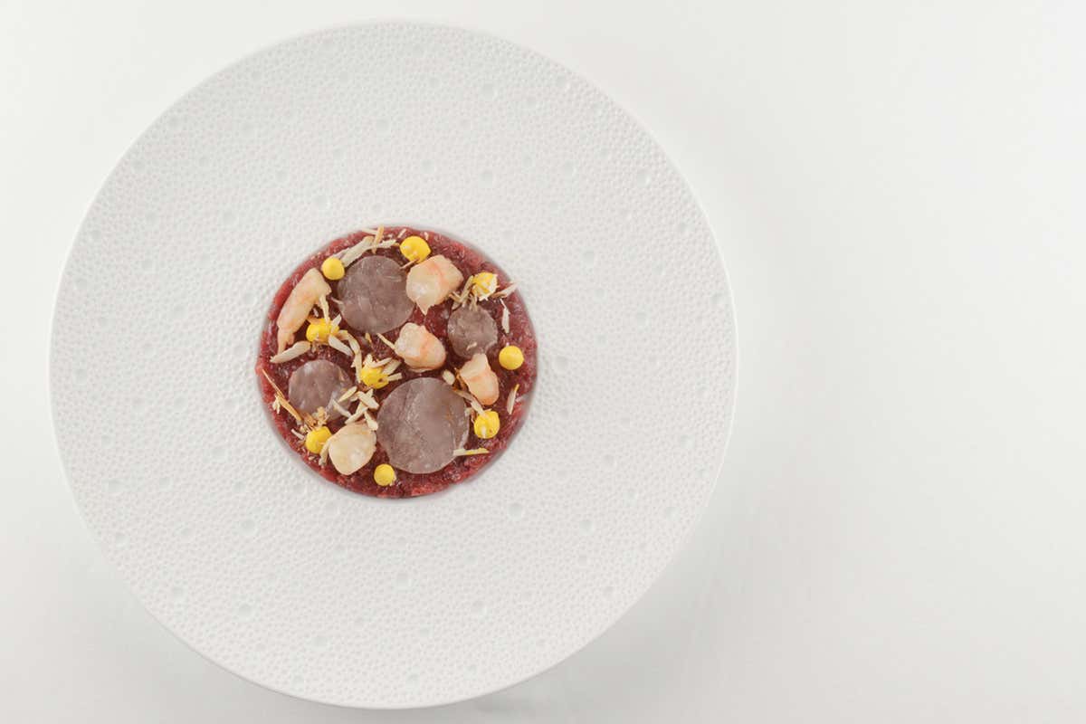 Battuta di filetto di manzo toscano crudo di mazzancolle e mandorle Il Palagio del dopo Mollica: nuove emozioni con Paolo Lavezzini