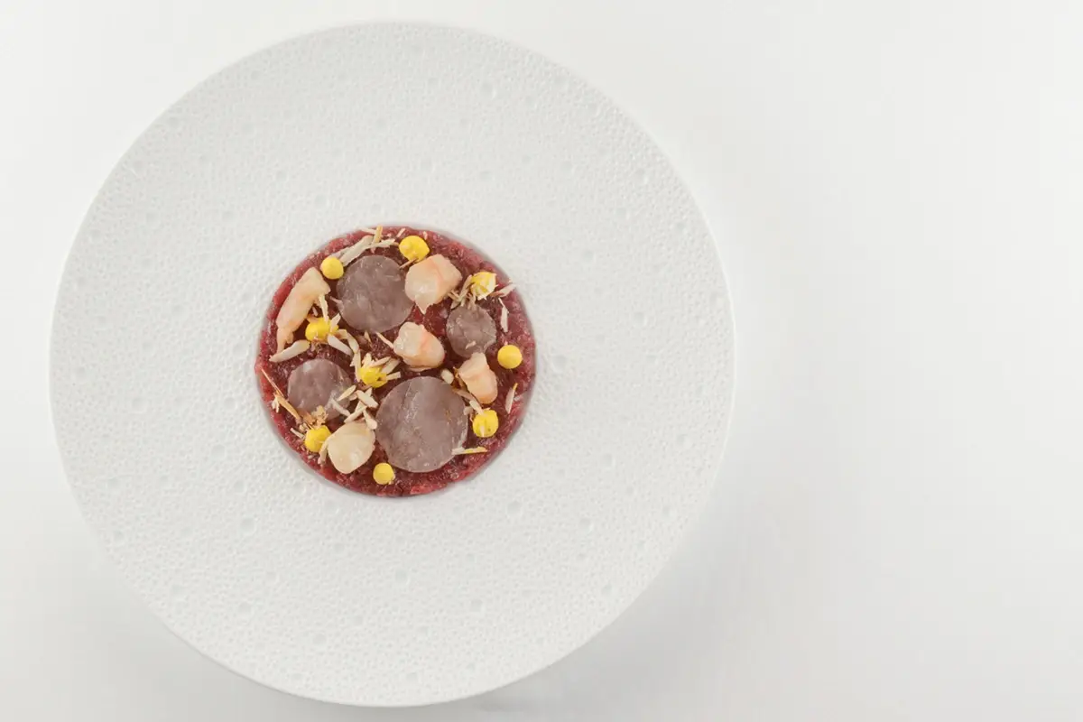Battuta di filetto di manzo toscano crudo di mazzancolle e mandorle Il Palagio del dopo Mollica: nuove emozioni con Paolo Lavezzini