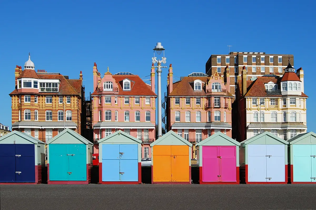 Le beach huts sulla spiaggia a Brighton, East Sussex 