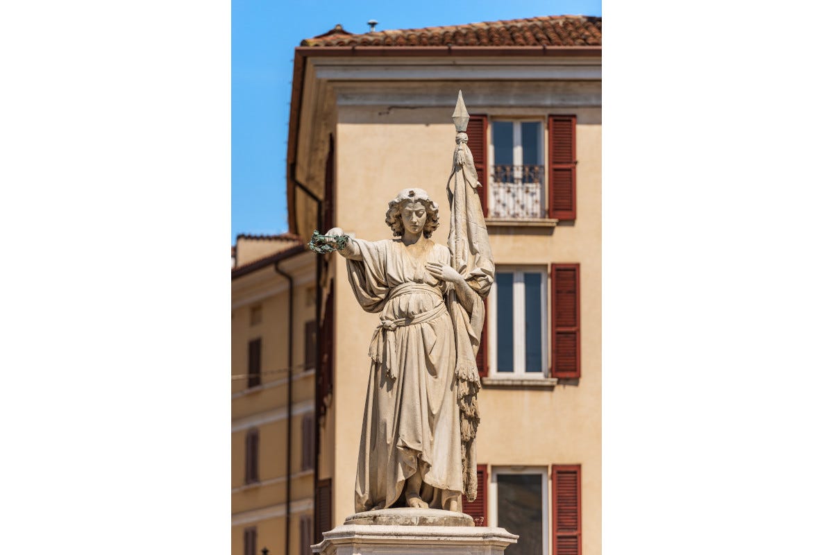 La statua della Bella Italia a Brescia  [Capitale della Cultura... a tavola]: Palazzo della Loggia e lo spiedo bresciano