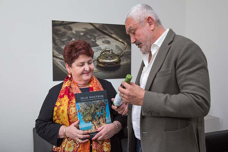 Teresa Bellanova con Manfredi Barbera (Bellanova difende l’olio italiano: Lavoriamo per la tracciabilità) Teresa Bellanova con Manfredi Barbera (Bellanova difende l’olio italiano: Lavoriamo per la tracciabilità)