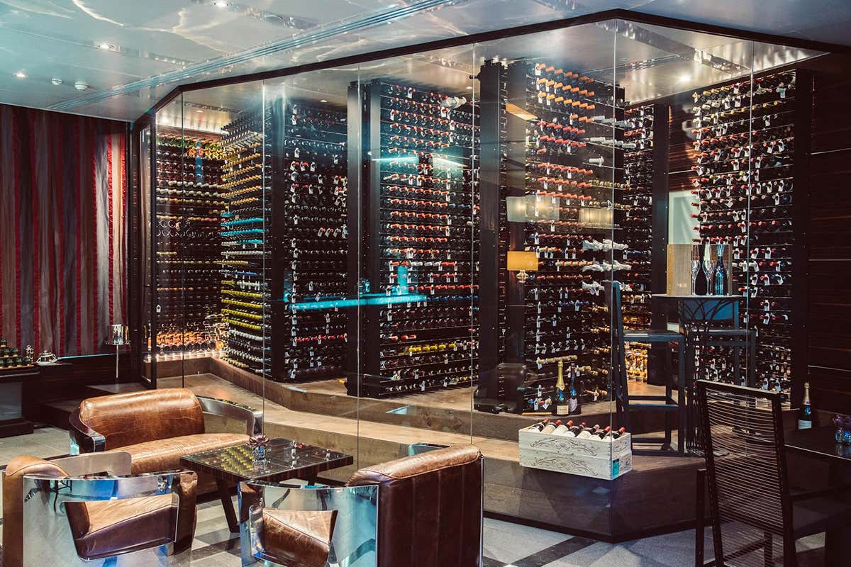 Cantina molto fornita per ogni abbinamento Napoli, al Romeo Hotel il ristorante Beluga delizia da colazione a cena Cantina molto fornita per ogni abbinamento Napoli, al Romeo Hotel il ristorante Beluga delizia da colazione a cena