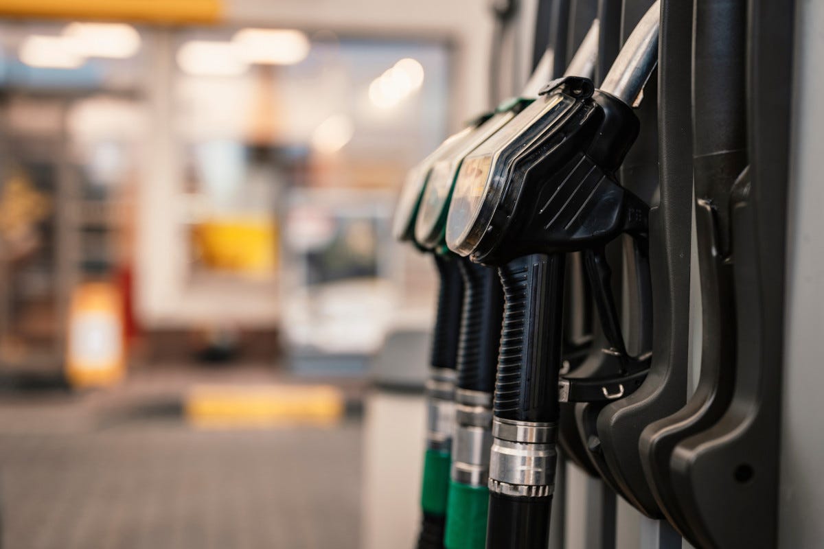 La benzina supera i 2,5 euro al litro in autostrada  Weekend da bollino rosso per il prezzo della benzina: le