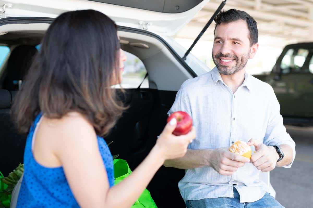 Viaggio in auto: bere acqua aiuta contro la sonnolenza? La risposta degli esperti