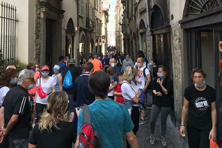 Folla a Bergamo Alta. L'immagine che ha fatto il giro d'Italia - Bergamo riparte troppo in fretta E c’è tanta confusione sulle regole