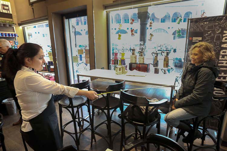 Prove tecniche di distanziamento sociale in un bar - Bergamo riparte troppo in fretta E c’è tanta confusione sulle regole