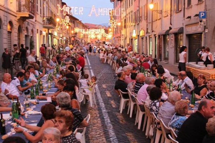 Cinquecento persone hanno cenato per strada in Borgo Santa Cateria a Bergamo (Bergamo, il Borgo d’Oro tra i più belli d’Italia)