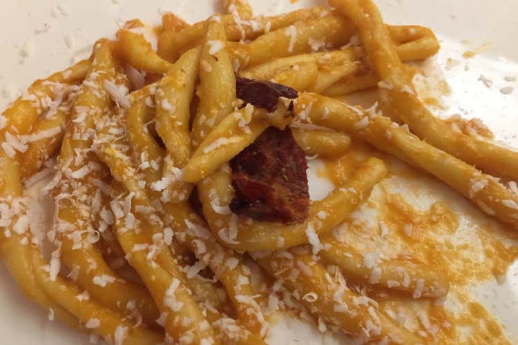 Maccheroni in crema di peperoni, ricotta salata e polvere di peperone crusco (Bergamo, Panathlon e Slow Foodricordano Mimmo Amaddeo)