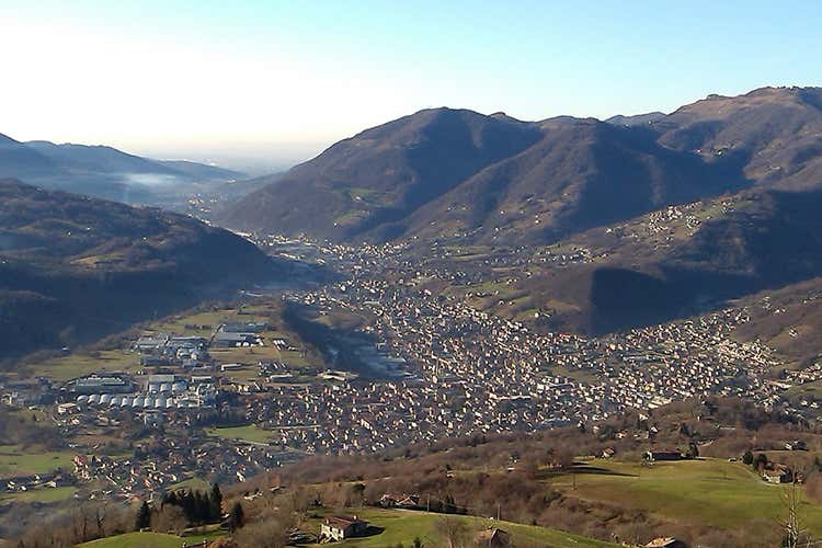 Una panoramica sulla Val Seriana - Val Seriana in zona arancione Sindaci e cittadini col fiato sospeso Una panoramica sulla Val Seriana - Val Seriana in zona arancione Sindaci e cittadini col fiato sospeso