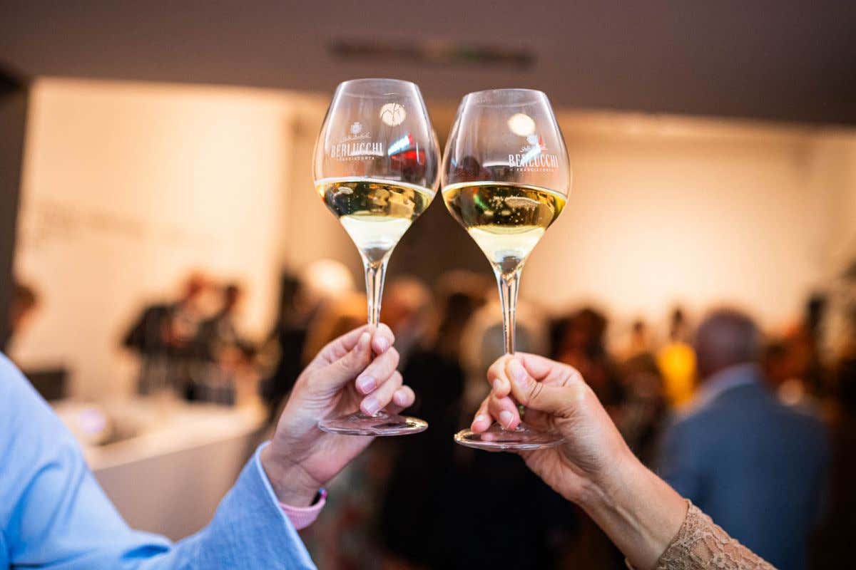 Guido Berlucchi inaugura a Bergamo la seconda scultura di Vite operose