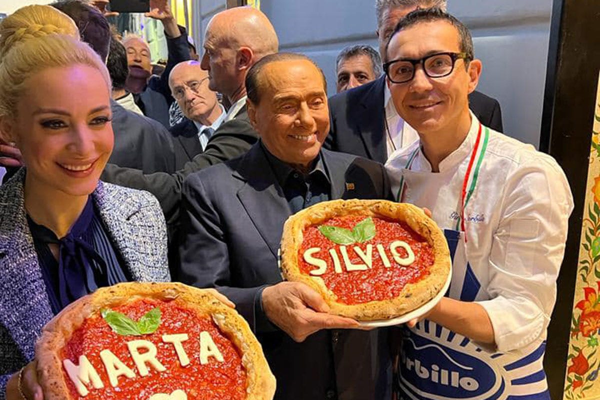 Silvio Berlusconi: un padrone di casa senza eguali e una cucina… senza aglio