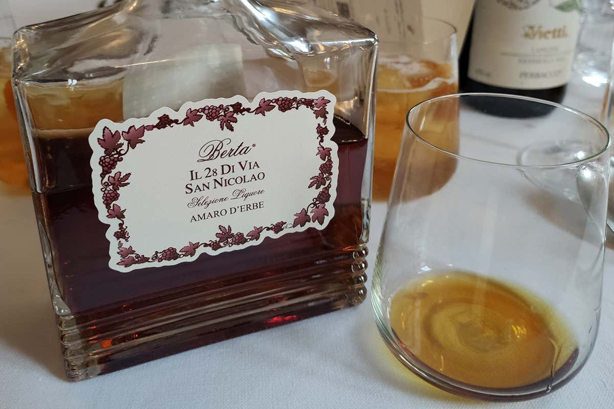 Un amaro d'erbe Distillerie Berta, la grappa per raccontare un territorio