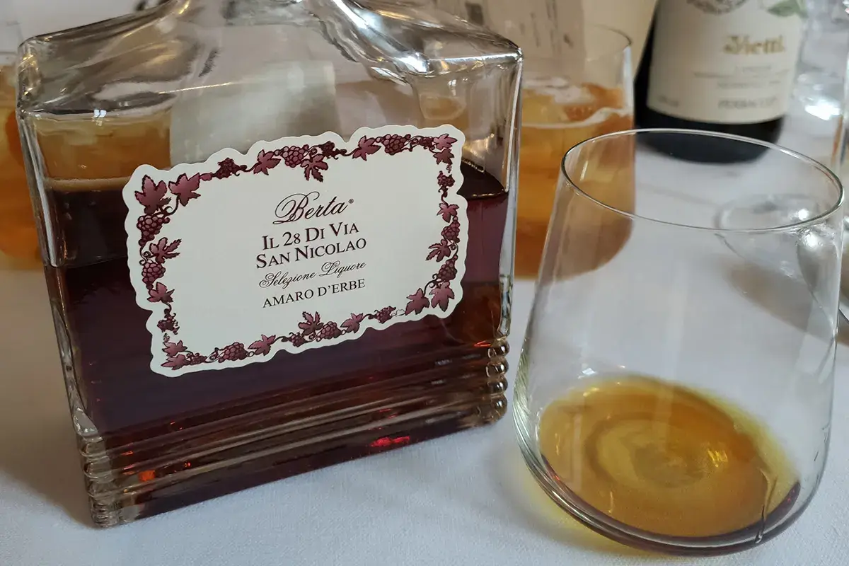 Un amaro d'erbe Distillerie Berta, la grappa per raccontare un territorio